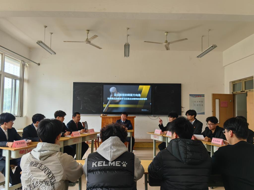 辩场交锋学法治 思辨明理证真知…