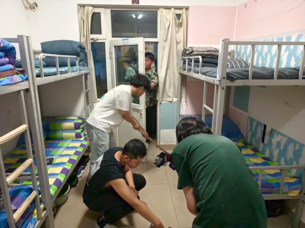 内务齐整理 温馨满宿舍 —— 土…