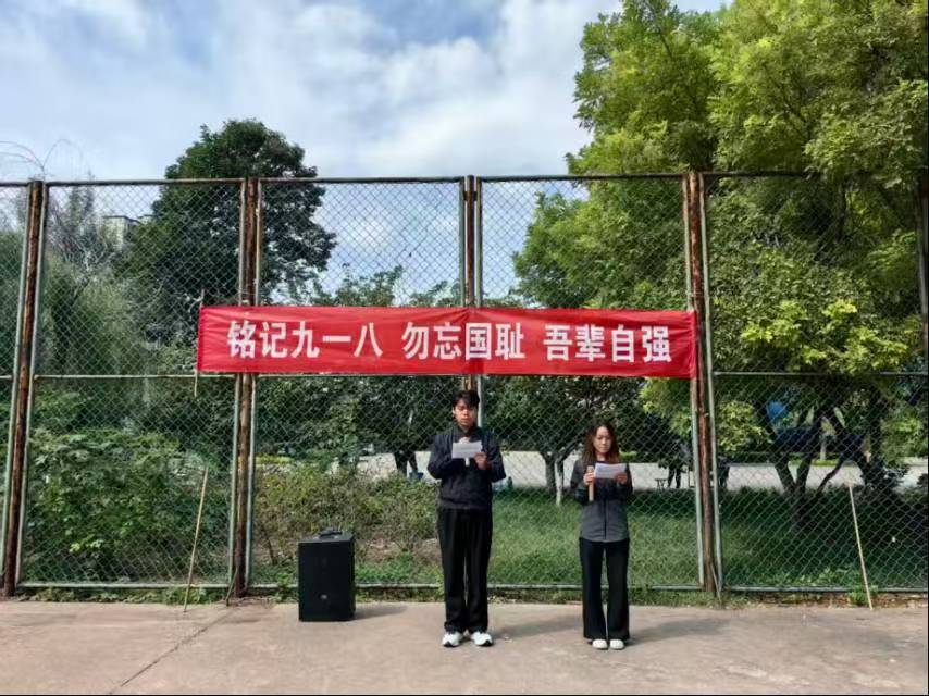 军训场上忆往昔，誓言铿锵敬山河…